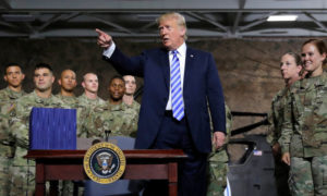 الرئيس الأمريكي دونالد ترامب أمام حشد من جنوده (AP)