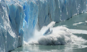 الذوبان الجليدي في القطب الشمالي نتيجة الاحترار العالمي (Getty)