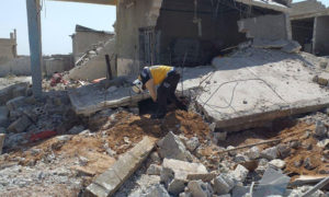 دمار في منازل المدنيين جراء غارات للطيران الروسي على بلدة رأس العين بريف إدلب 7 أيار 2019 (الدفاع المدني السوري)