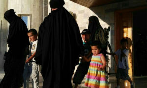 نساء وأطفال من حكومة أوزبكستان أنثاء تسيلمهم لحكومتهم في مناطق الإدارة الذاتية بشمال شرقي سوريا 29 أيار 2019 (وكالة هاوار)