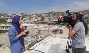 قناة  TRT التركية أثناء تغطية القصف في محافظة إدلب أيار 2019 (حكومة الإنقاذ)