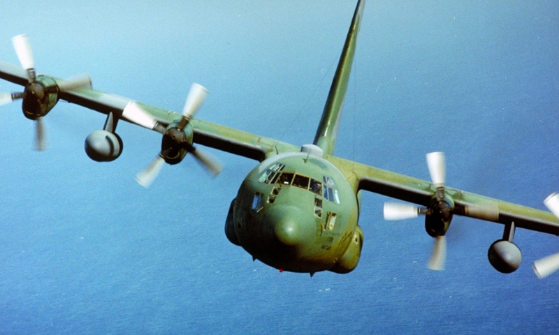 طائرة "C-130H" من إنتاج شركة لوكهيد الأمريكية (لوكهيد مارتن)