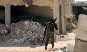 مقاتل من الجيش الحر يحمل سلاحا فرديًا في ريف درعا - 2017 (رويترز)
