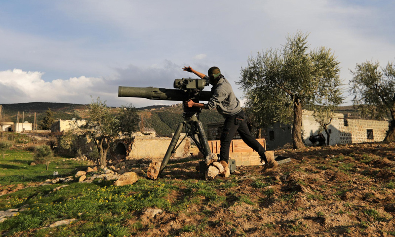 مقاتل من الجيش السوري الحر المدعوم من تركيا يستخدم صاروخ TOW مضاد للدبابات شمال مدينة عفرين - شباط 2018 (رويترز)