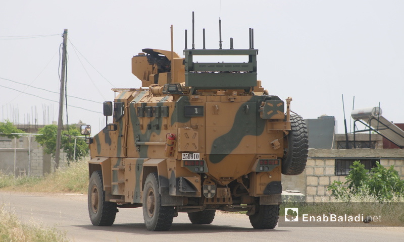 عربة للجيش التركي في طريقها إلى نقطة شير المغار في ريف حماة - 24 من أيار 2019 (عنب بلدي)