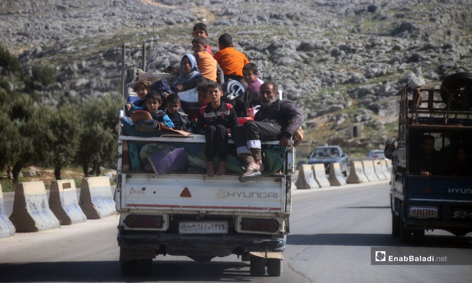 نزوح مدنيين من ريف حماة وإدلب إلى مخيمات أطمة على الحدود السورية التركية  - 9 من آيار 2019 (عنب بلدي) 