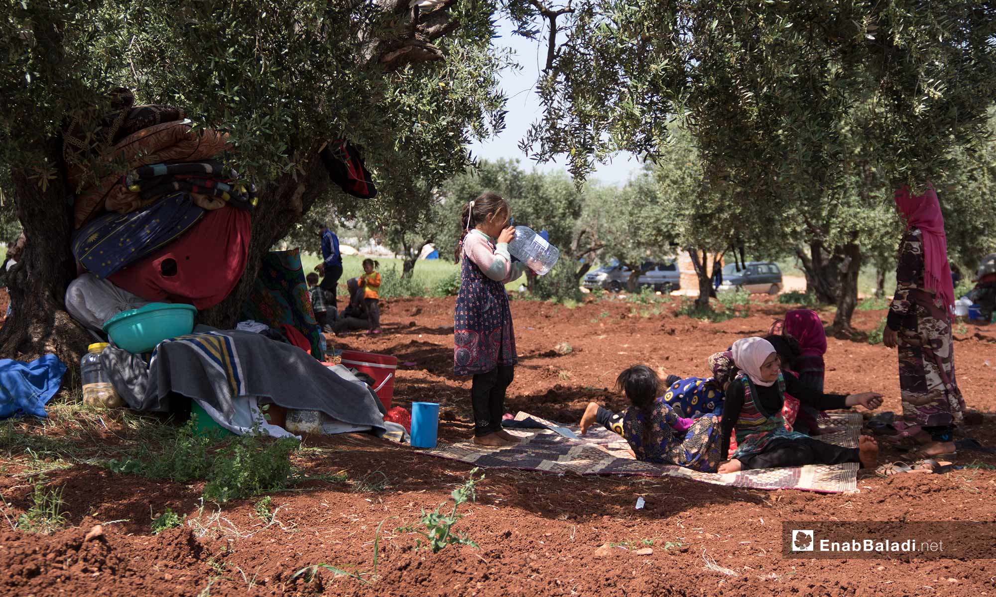 نزوح مدنيين إلى الحدود السورية التركية هربًا من القصف - 3 من آيار 2019 (عنب بلدي)
