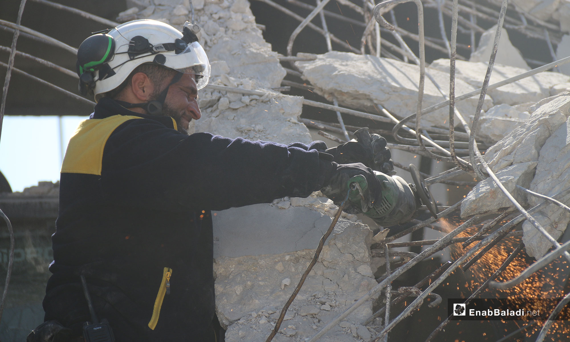 آثار الدمار في مركز الدفاع المدني بمدينة كفرنبل - 13 من أيار 2019 (عنب بلدي)