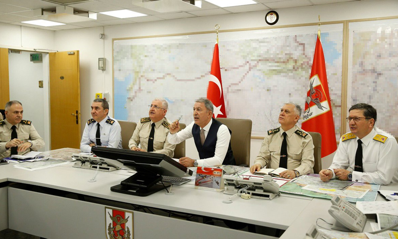 وزير الدفاع التركي، خلوصي آكار، من غرفة إدارة العمليات التركية المركزية (وزارة الدفاع التركية)