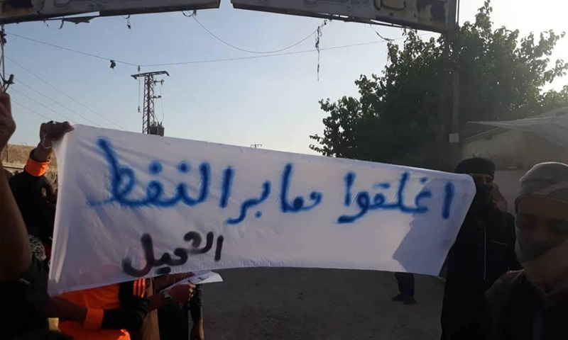 لافتات رفعها متظاهرون ضد قسد في منطقة الشحيل بريف دير الزور - 2 أيار 2019 (الشرقية 24)