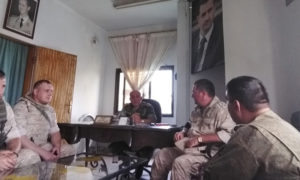 وفد ضباط روس يزور المسؤول العسكري عن مدينة حرستا في الغوطة الشرقية (مدينة حرستا فيس بوك)