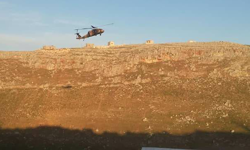 مروحية تركية تحلق من نقطة المراقبة في شير المغار بعد إخلائها لجرحى أتراك في ريف حماة الشمالي- (عنب بلدي)