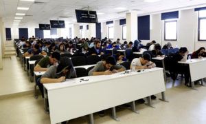 طلاب أتراك في قاعة الامتحان (Yeni Şafak)