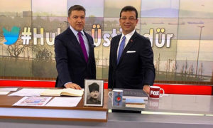 مرشح حزب الشعب الجمهوري، أكرم إمام أوغلو مع الصحفي في تلفزيون Fox، إسماعيل كوشوك كايا (Yurt Gazetesi)