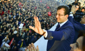 رئيس بلدية إسطنبول مخاطبًا الجماهير بعد استلام  مهامه أمام بناء البلدية (Habertürk)