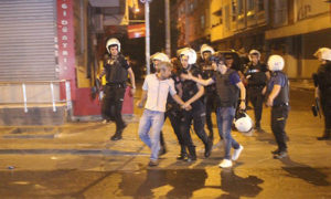 الشرطة التركية معتقلة أحد المعتدي في منطقة "إيكي تلي" في إسطنبول 