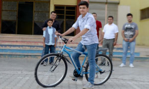 الطالب السوري محمد خالد أمام مدرسته (Hürriyet)