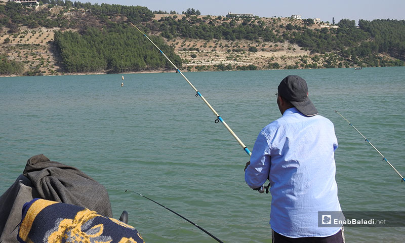 صيد السمك في بحيرة ميدانكي بمدينة عفرين شمالي حلب - 11 من حزيران 2019 (عنب بلدي)