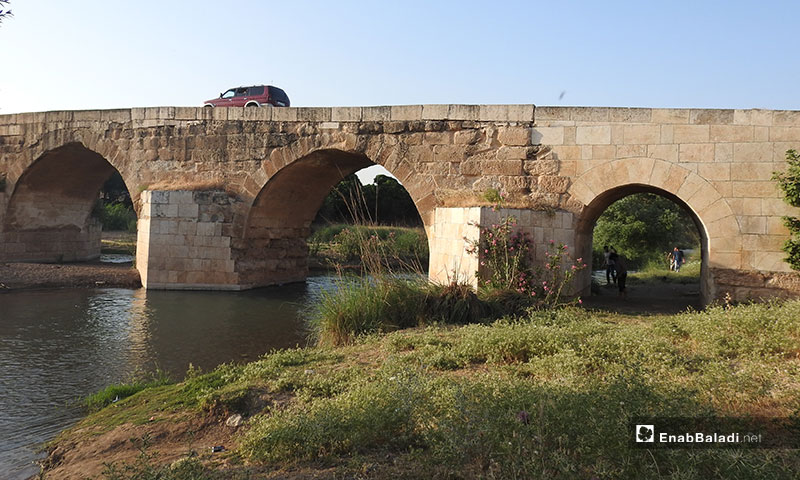 الجسر الروماني في بحيرة ميدانكي بمدينة عفرين شمالي حلب - 11 من حزيران 2019 (عنب بلدي)