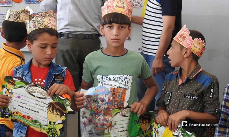 توزيع الجلاءات المدرسية في مدارس بلدة دابق بريف حلب الشمالي - 13 من حزيران 2019 (عنب بلدي)