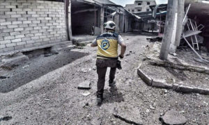 عنصر من عناصر منظمة الدفاع المدني خلال توجهه لمكان استهداف الطيران الحربي بريف إدلب الجنوبي (الدفاع المدني)
