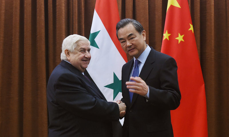 وزير الخارجية السوري وليد المعلم ونظيره الصيني وانغ يي- 24 كانون الأول 2015 (Getty)