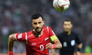 المهاجم السوري عمر السومة في مواجهات تصفيات كأس العالم (AFP)