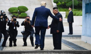 ترامب يخطو داخل الأراضي الكورية الشمالية- 30 حزيران 2019 (AFP)
