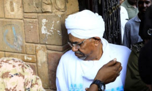 الرئيس السوداني المخلوع عمر البشير مغادرًا النيابة العامة السودانية - 16 حزيران 2019 (رويتزر)