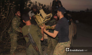 عناصر من فصيل جيش العزة يسيطرون على أسلحة وذخائر لقوات الأسد في بلدة تل ملح بريف حماة الشمالي - 8 من حزيران 2019 (عنب بلدي)