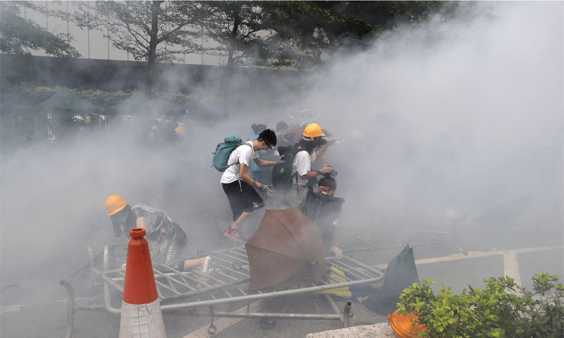 متظاهرون يتعرضون للغاز المسيل للدموع في هونغ كونغ - 12 حزيران 2019 (AP)