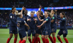 الفريق الفرنسي للسيدات يحتفل بفوزه في افتتاحية كأس العام للسيدات - 7 حزيران 2019 (FIFA)