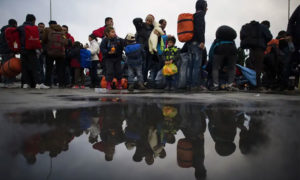 لاجئون في اليونان قطعوا البحر للوصول إلى أوروبا - 2016 (Getty)