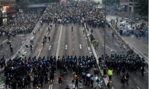 مظاهرات تطالب باستقالة رئيسة حكومة هونغ كونغ - 15 حزيران 2019 (AFP)