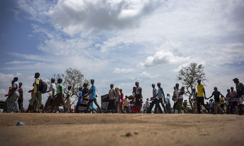 لاجئون من جنوب السودان يتجهون إلى مخيم للاجئين (أوكسفام)
