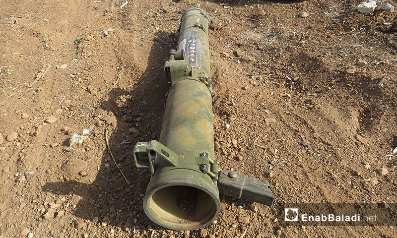 أسلحة غنمتها فصائل المعارضة في بلدة تل ملح بريف حماة الشمالي الغربي بعد سيطرتها عليها من قبضة قوات الأسد 7 حزيران 2019 (عنب بلدي)