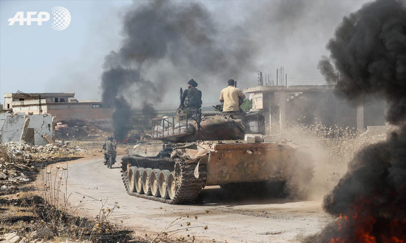 دبابة للجبهة الوطنية للتحرير تتوجه إلى جبهات ريف حماة الشمالي الفاصلة مع قوات الأسد- 7 من حزيران 2019 (AFP عمر حاج قدور)
