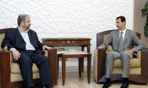 رئيس النظام السوري بشار الأسد مع رئيس مكتب حركة حماس في دمشق خالد مشعل (دنيا الوطن)