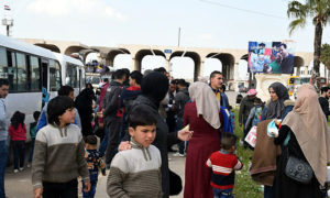 لاجئين سوريين أثناء عودتهم من مخيمات الأردن عبر معبر نصيب الحدودي بين سوريا والأردن (وكالة سبوتنيك)