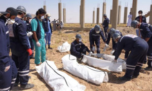 مجلس دير الزور أثناء العثور على جثث في مقبرة جماعية في منطقة هجين شرقي دير الزور 20 حزيران 2019 (وكالة هاوار)