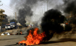 استمرار الاحجاجات والاعتصامات في السودان والمجلس العسكري الانتقالي يفضها (رويترز)