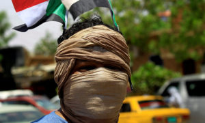 متظاهر سوداني في العاصمة السودانية الخرطوم (رويترز)