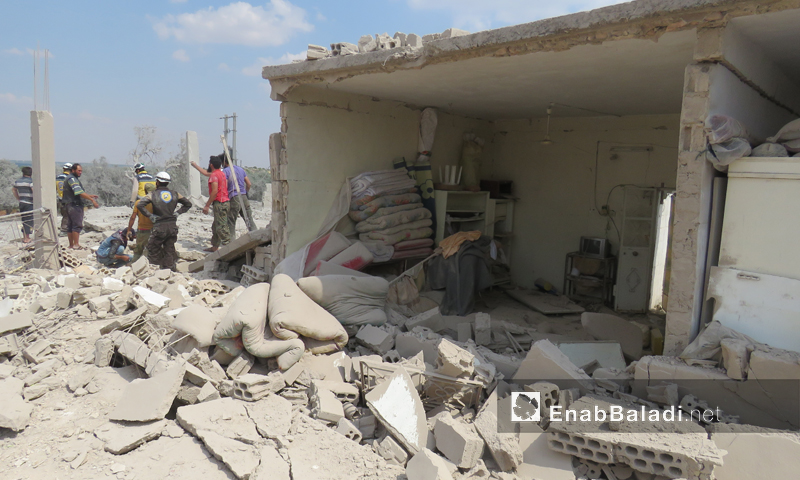عناصر من الدفاع المدني يخلون ضحايا جراء القصف الذي استهدف بلدة الفطيرة جنوبي إدلب- 15 من حزيران 2019 (عنب بلدي)
