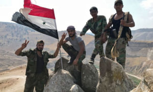عناصر من قوات الأسد ترفع علم النظام في الجنوب السوري بالقرب من حدود الأردن - 2018 (سبوتنيك)
