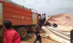 سيارة من الدفاع المدني اللبناني تدهس خيمة للنازحين السوريين في مخيم دير الأحمر - 5 من حزيران 2019 (أحمد القصير)