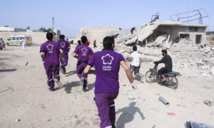 متطوعو منظمة بنفسج خلال القيام بإسعاف المدنيين في إدلب (الموقع الرسمي للمنظمة )
