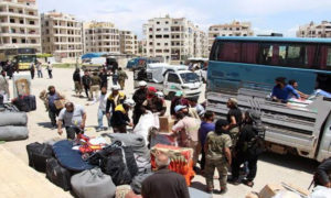 مهجرون من مخيم اليرموك بانتظار نقلهم إلى حماة - 2018 (العربي الجديد)