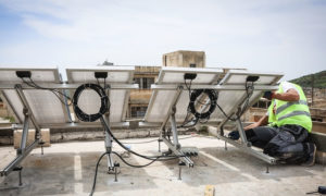 تنفيذ مشروع إنارة 15 منشأة طبية وصحية بالطاقة الشمسية في الشمال السوري- 1 حزيران 2019 (منظمة بنفسج)

