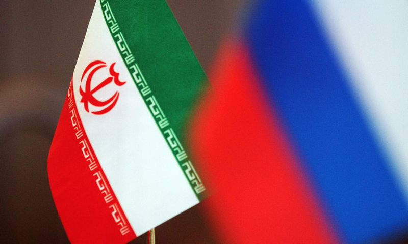 العلم الروسي ومن خلفه الإيراني خلال محادثات أستانة (فارس)
