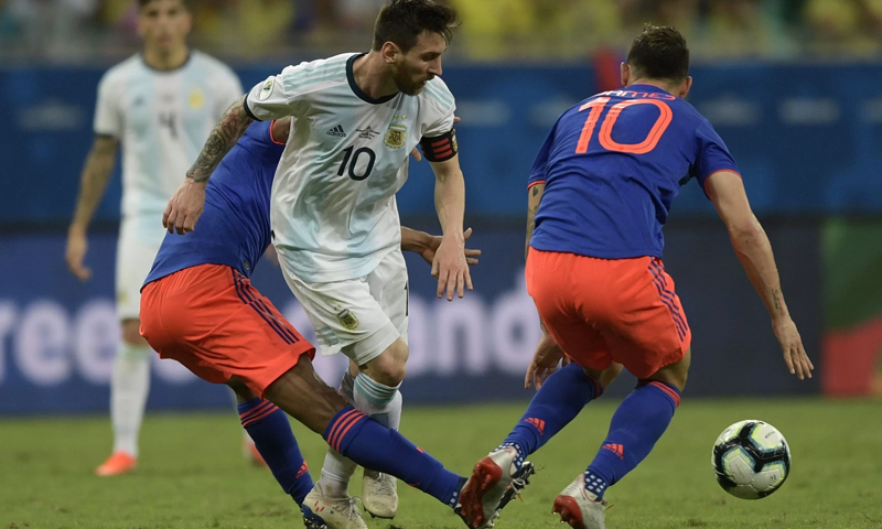 النجم الأرجنتيني ليونيل ميسي في مواجهة لاعبين من المنتخب الكولمبي ضمن منافسات كوبا أمريكا (AFP)